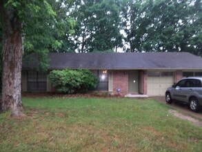 Building Photo - Beautiful 3 Bed 2 Bath Brick Home!
