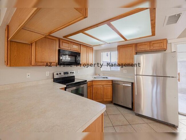 Building Photo - 1055 W 5th St