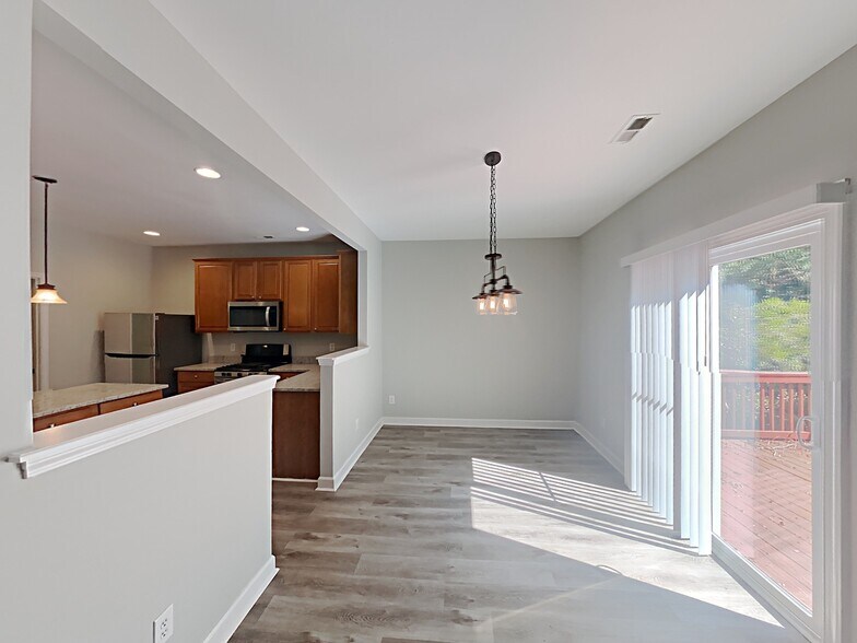 Building Photo - 202 River Hills Dr