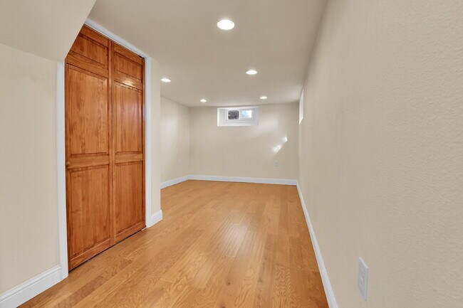 Building Photo - 3 Bedroom 2 Bathroom Home Available August 7th!