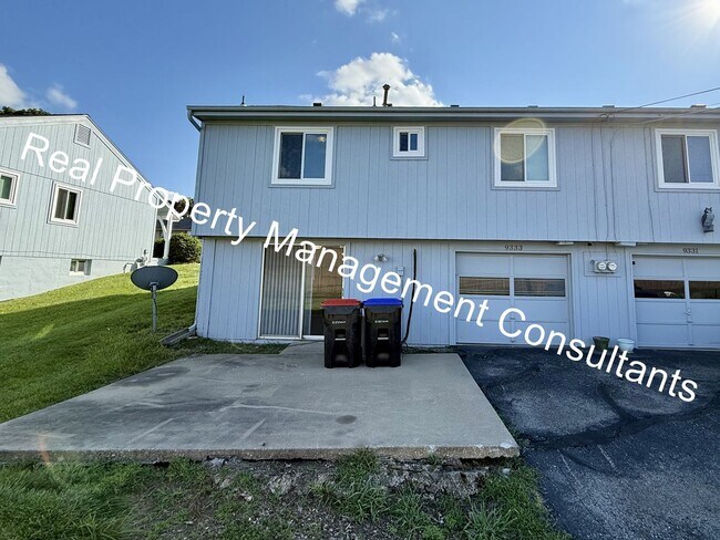 Building Photo - 3 Bedroom 2 Bath Overland Park Duplex Now Available!