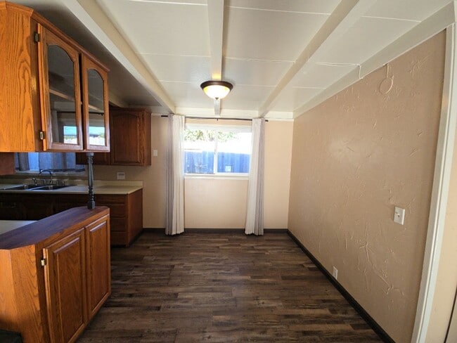 Building Photo - 4BR/2BA South Eureka Home!