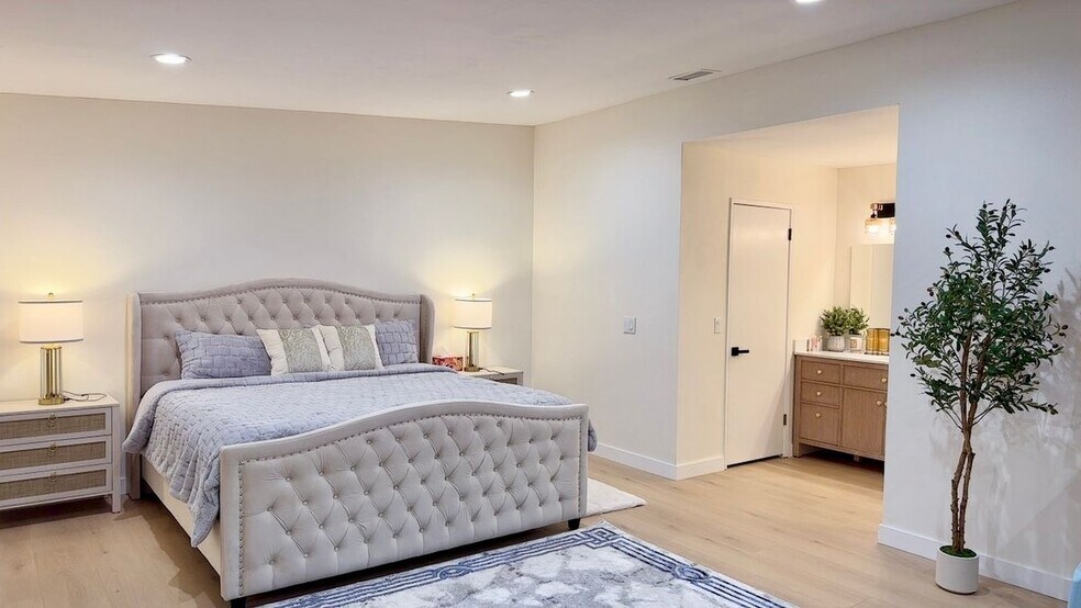 Building Photo - 9092 La Linda Ave