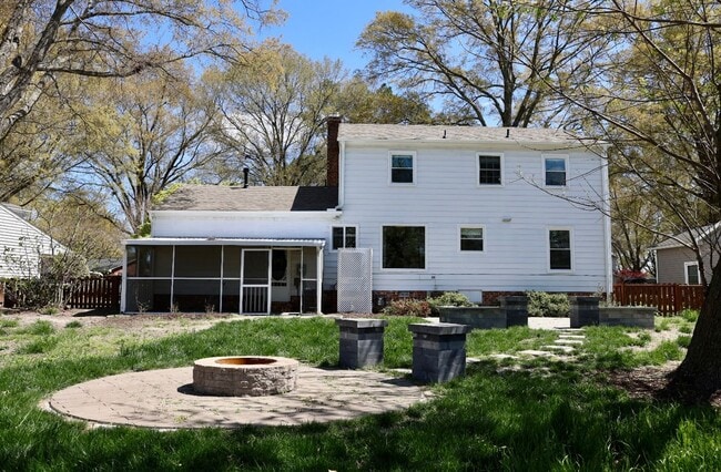 Building Photo - Fabulous neighborhood 4 BR home right on Elizabeth Lake