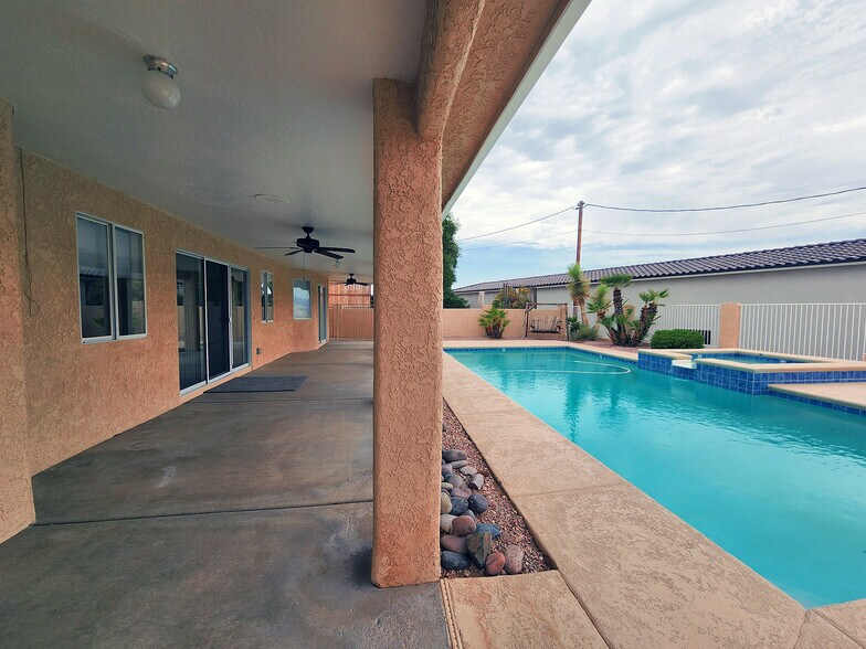 Backyard patio - 1399 Bentley Blvd