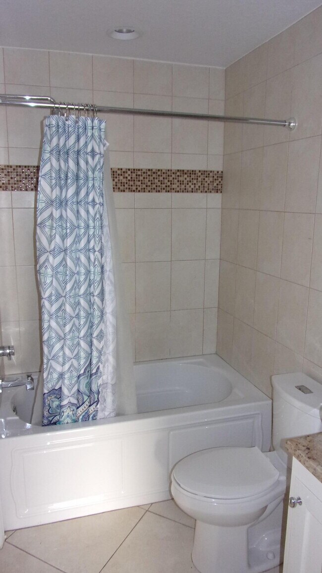 Building Photo - 195 SE Serenata Ct