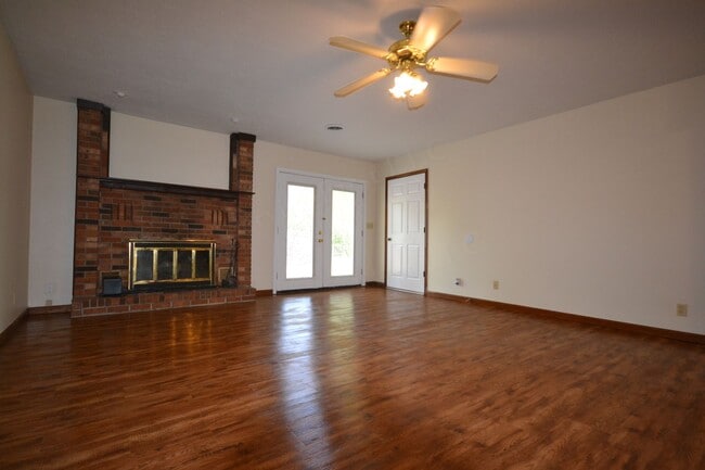 Building Photo - 3 bed 2 bath 1 car garage in Bolivar!