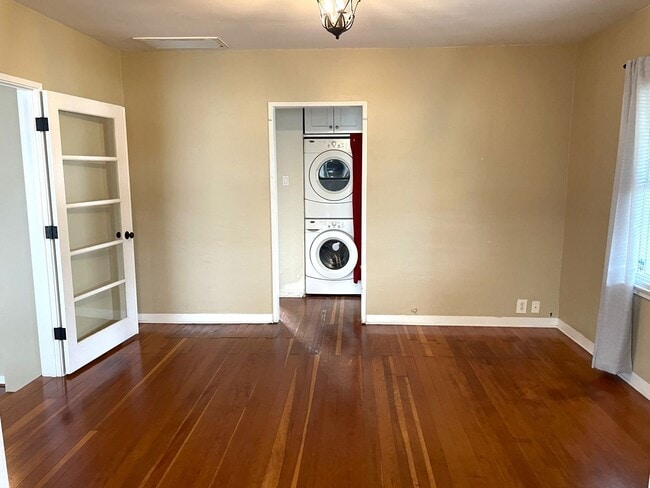 Building Photo - Upgraded Contemporary Craftsman