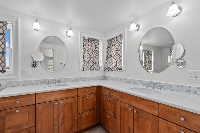 Building Photo - 4Bd/3Ba Seattle House