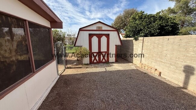 Building Photo - Eastside 3 Bedroom 2 Bath