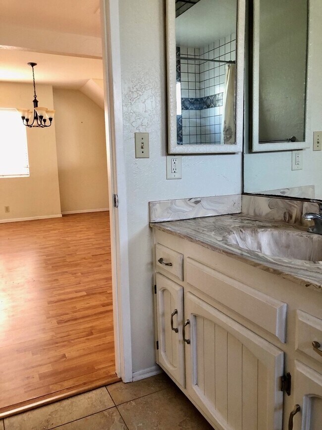 Building Photo - Pierpont Beach Home