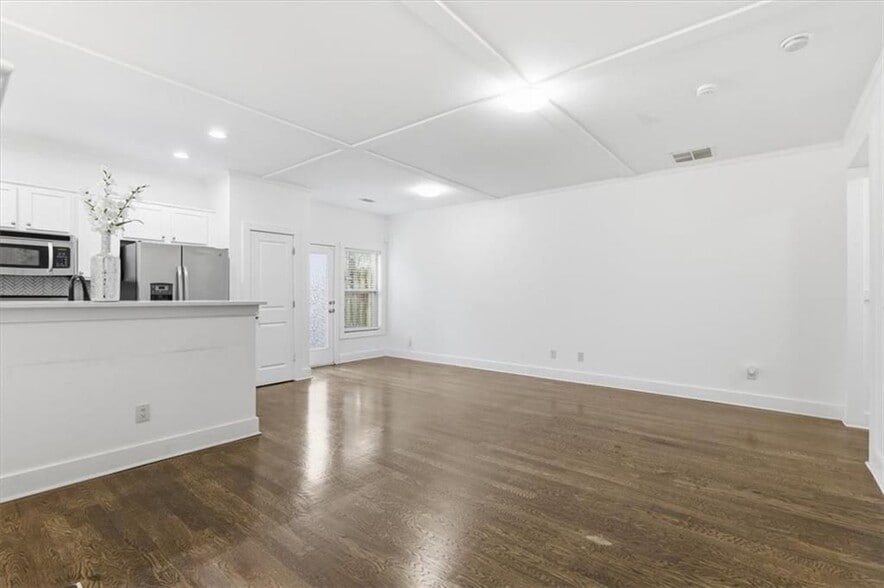 Building Photo - 1076 N Village Dr