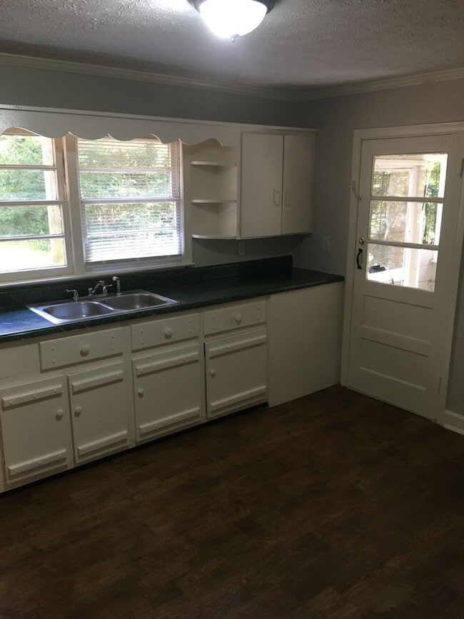 Building Photo - Large 2/1 Home, includes bonus room- Sherwood Forest- $995