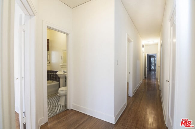 Building Photo - 126 N Sycamore Ave