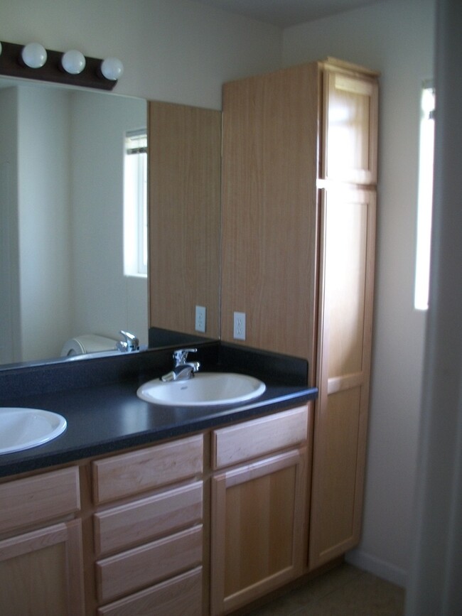 Building Photo - 4 Bedroom, 3 Bathroom Spacious Duplex