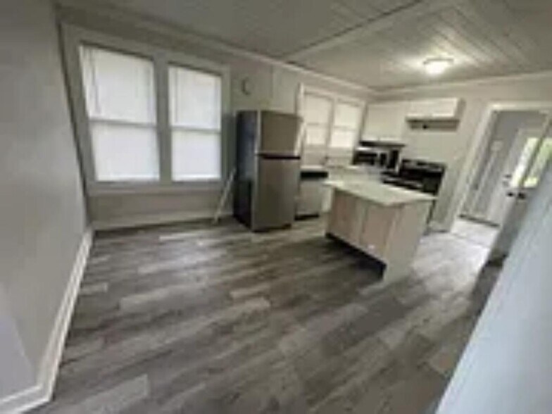 Building Photo - 256 Vernis Ave