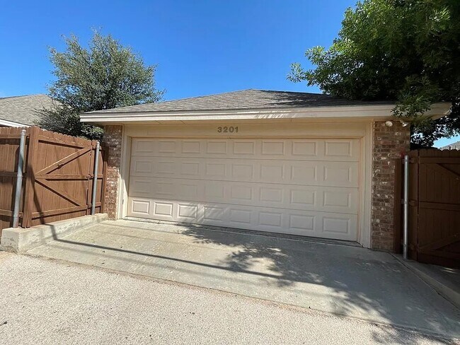 Building Photo - Comfy 3 bd/2 bth home in quiet neighborhood. Walk to the grocery store. 10 minutes to downtown. A...