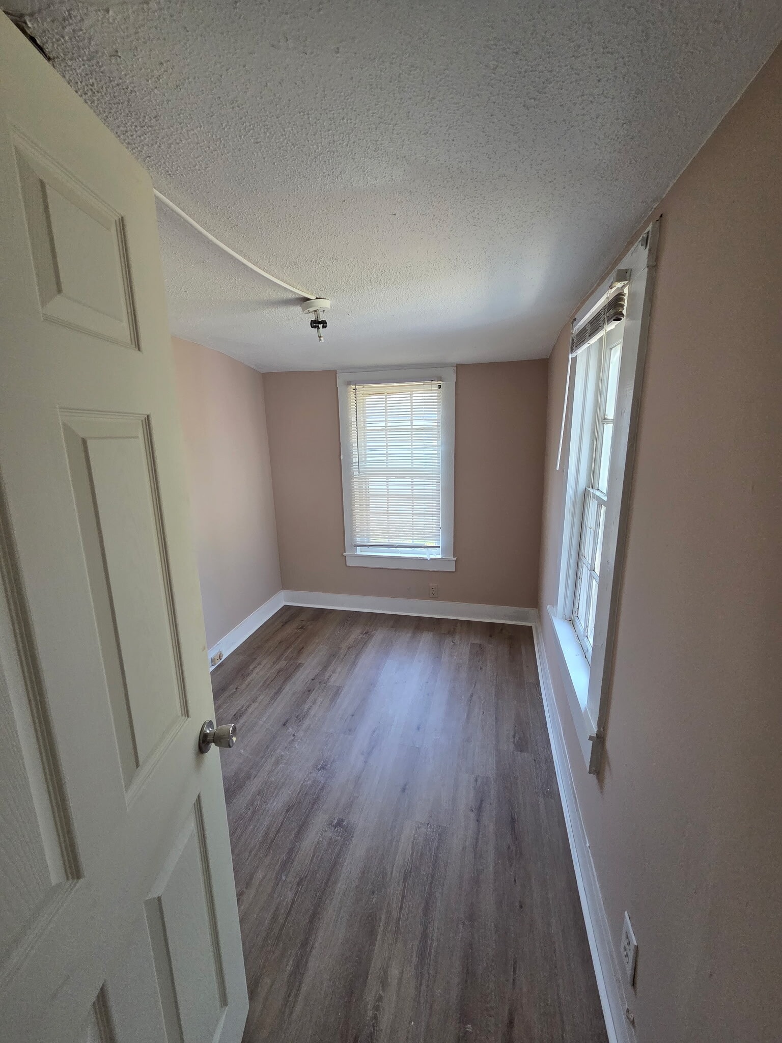$350 student room 3 - 545 Salley St