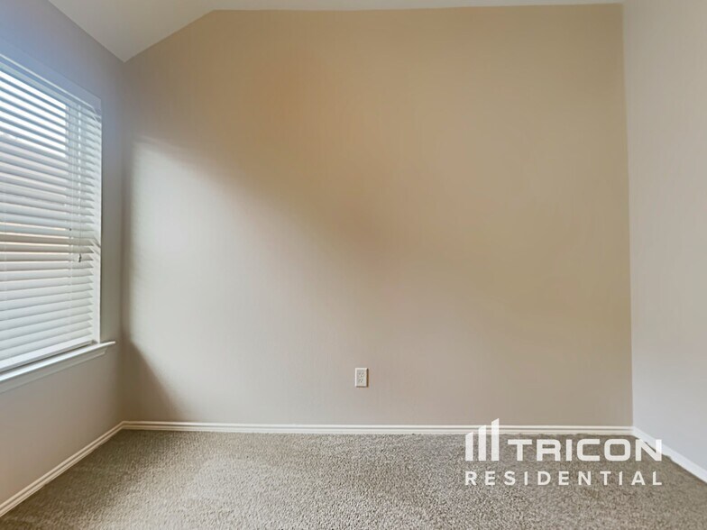 Building Photo - 1643 Hillside Dr