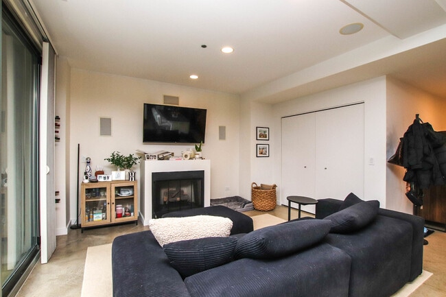 Building Photo - 156 W Superior St