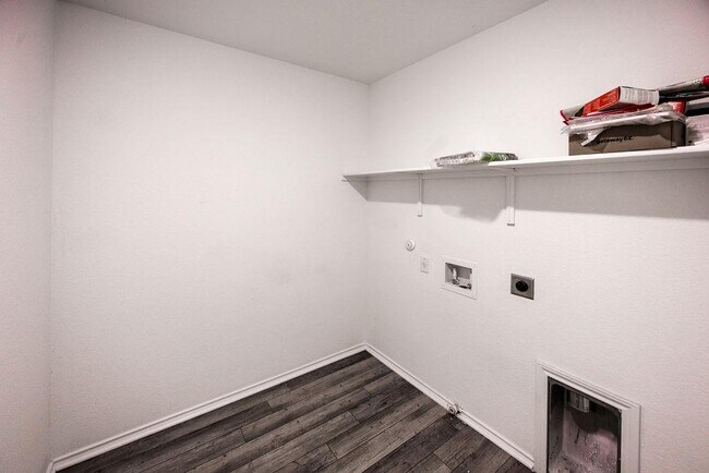 Building Photo - 448 English Oak St