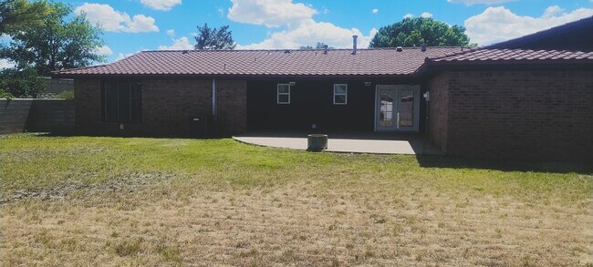 Building Photo - 3 Bed 2 Bath Home!