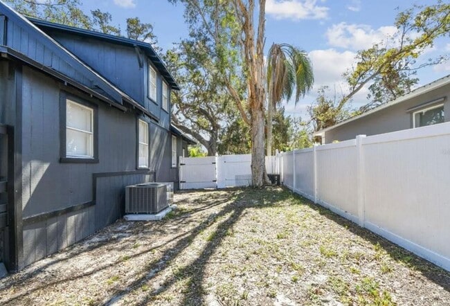 Building Photo - Housing Voucher Accepted: Charming 4-Bedroom Home in Saint Petersburg