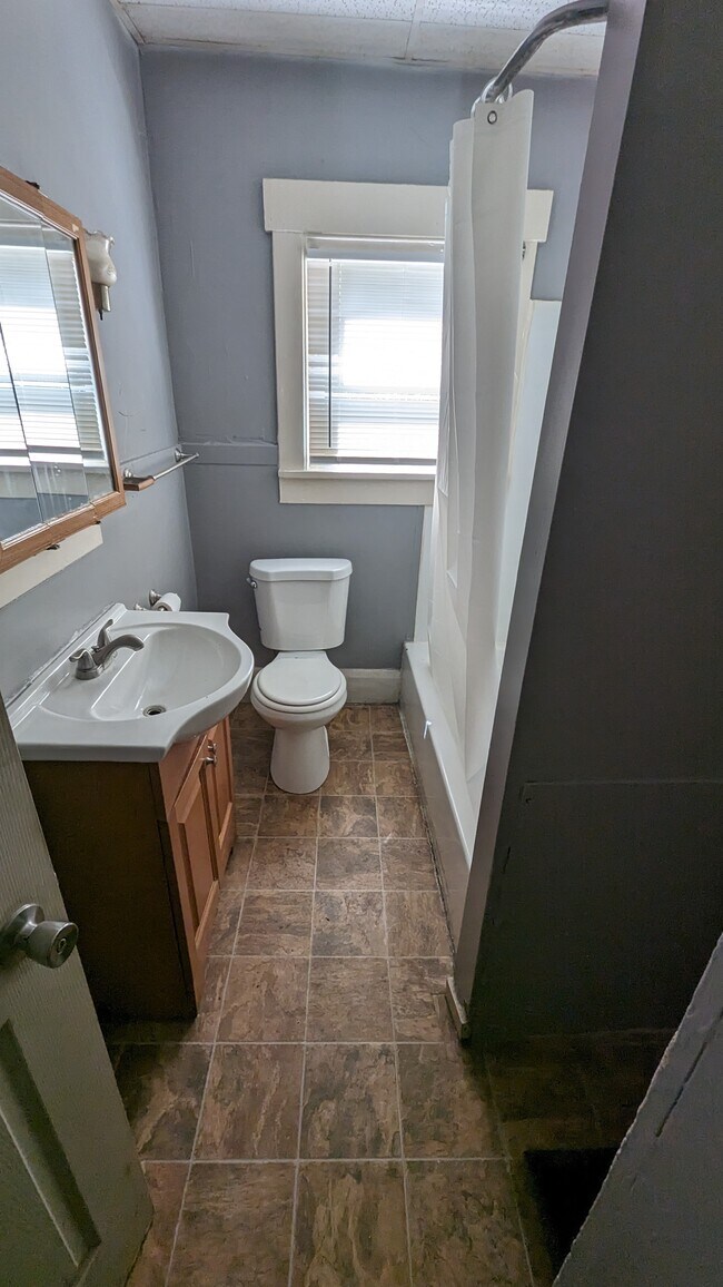 Building Photo - 757 Erie St S