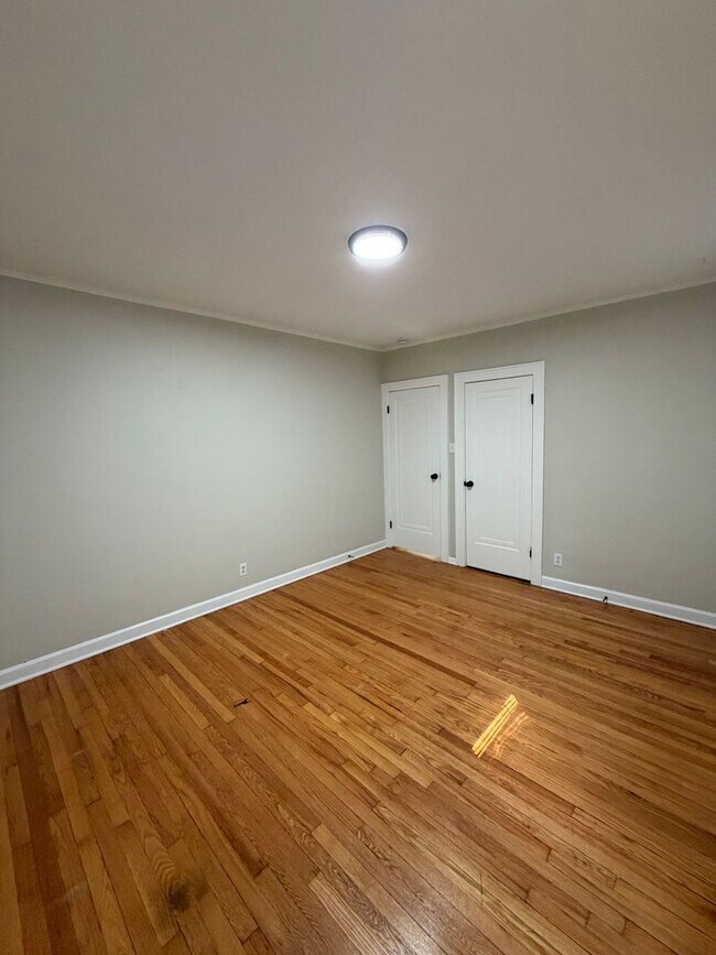 Building Photo - 5041 Lindenwood Ave