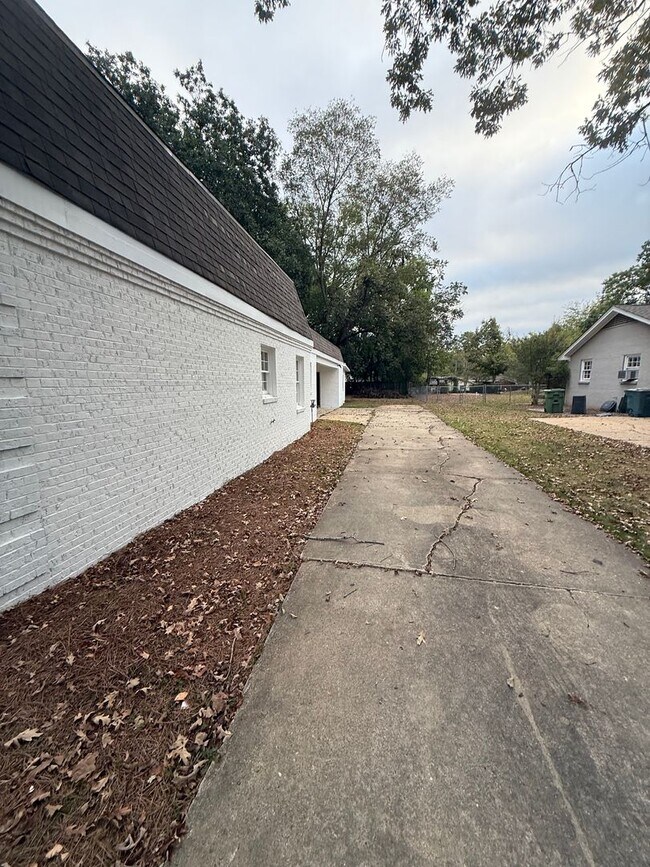 Building Photo - ** 4 Bed 2.5 Bath Located in Ridgefield** ...
