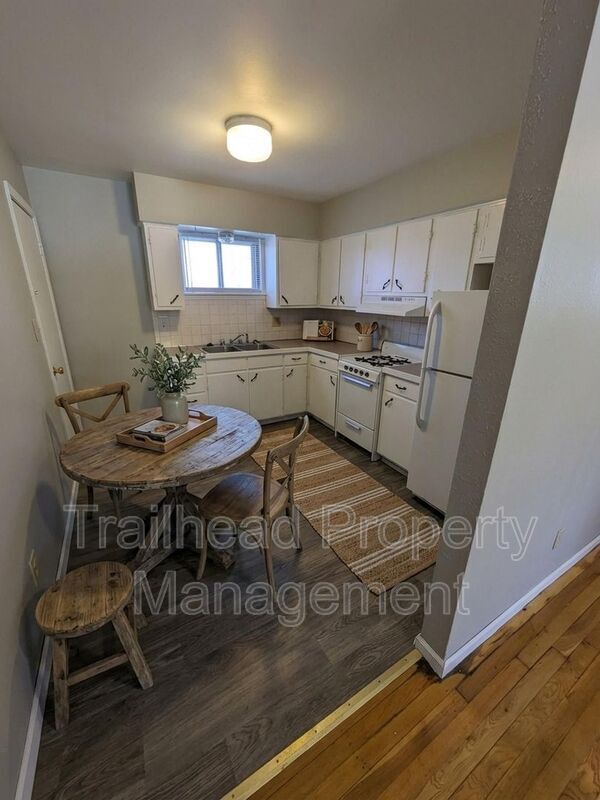 Building Photo - 110 S High St