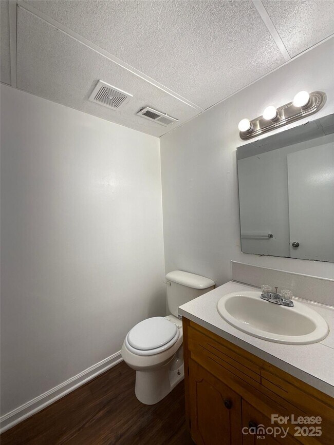 Building Photo - 409 Hawley Ave
