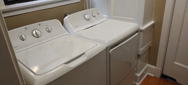 Building Photo - 531 W Briar Plz