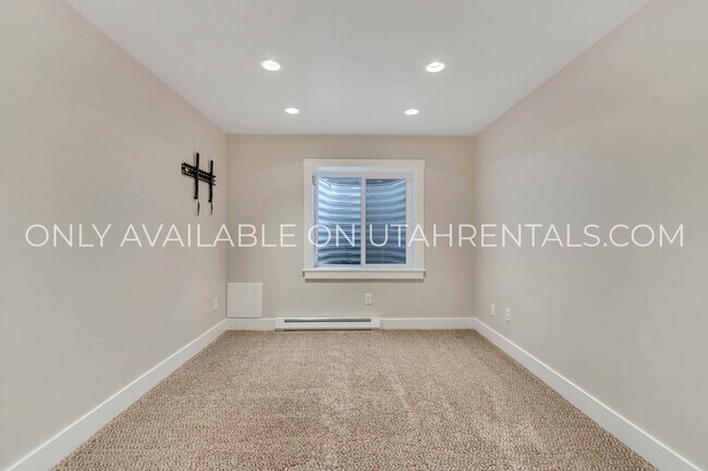 Building Photo - 62 860 N