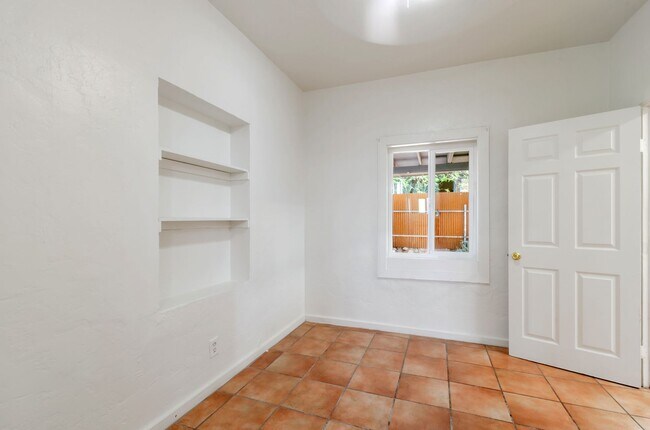 Building Photo - 1030 N Tucson Blvd