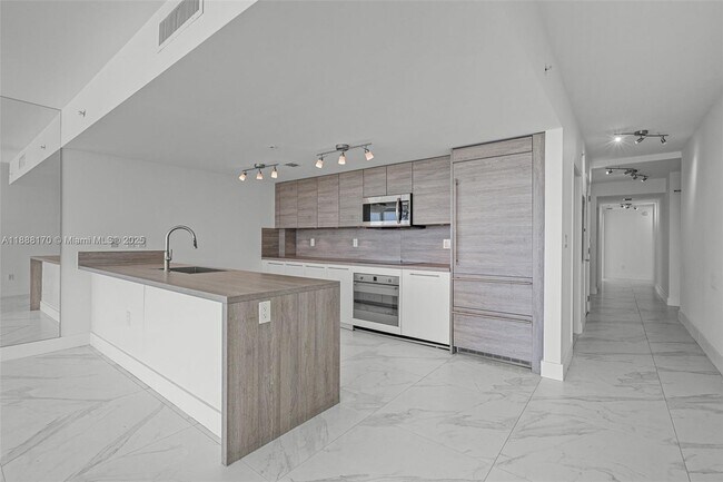 Building Photo - 400 Sunny Isles Blvd
