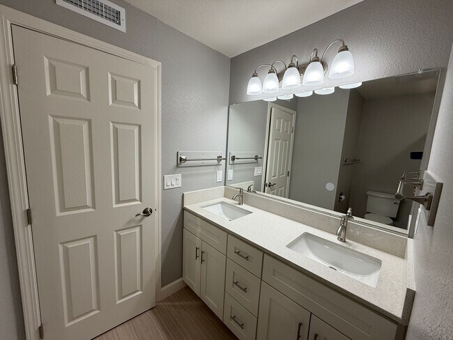 Building Photo - Newly remodeled 3 bedroom in the heart of ...