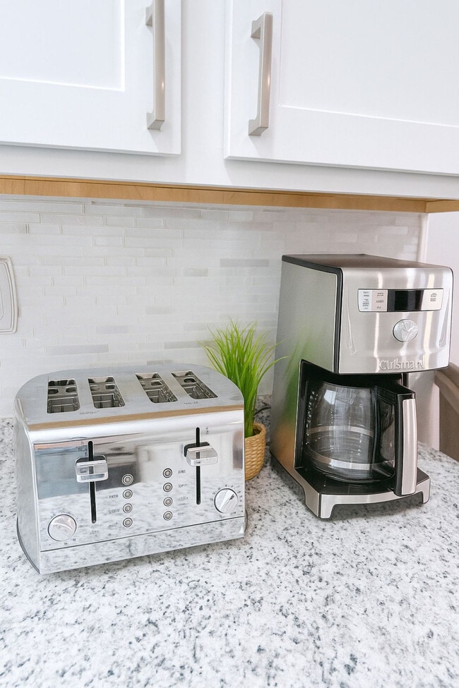 Building Photo - 445 Short Hills Dr