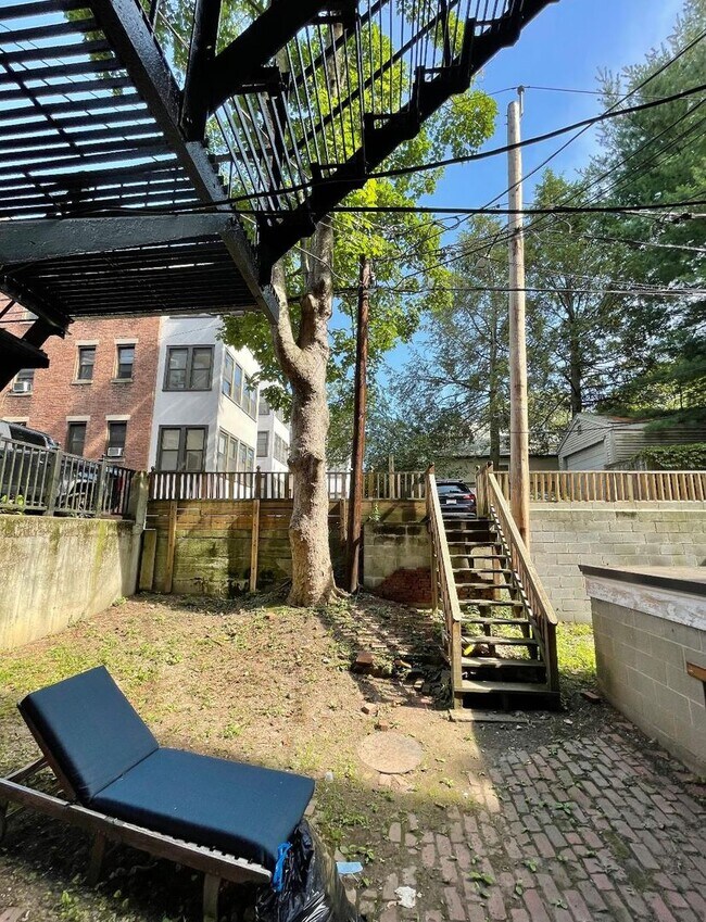 Building Photo - Brookline 3 Bed / 2 Bath – Garden Unit – Brownstone Charm – 9/1 Move-In