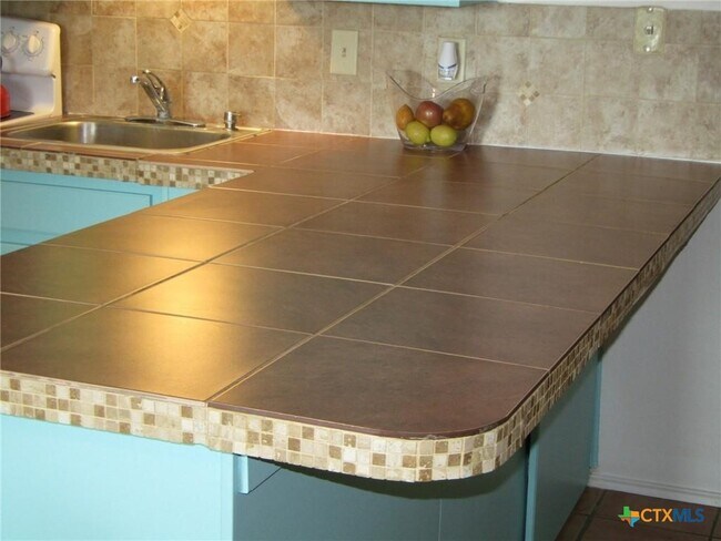 Building Photo - 943 Parkview Dr