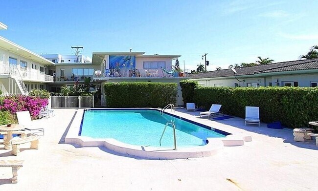 Building Photo - 2250 Bay Dr