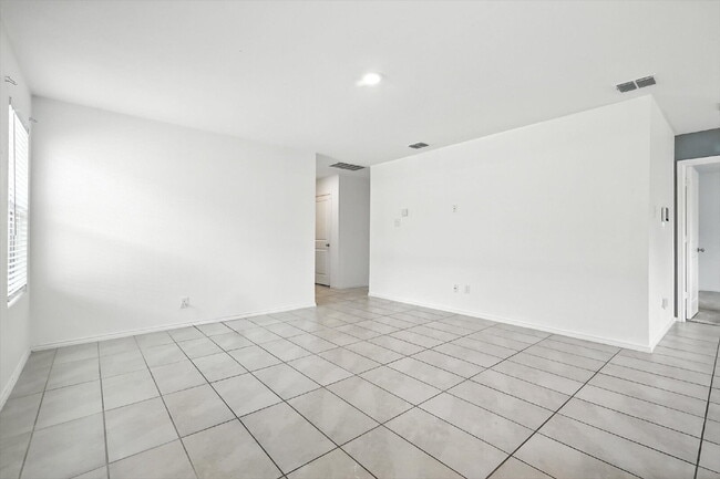 Building Photo - 1-story, 3 Bedrooms, 2 Bathrooms. Master's bedroom with ensuite bathroom and roomy walk-in closet