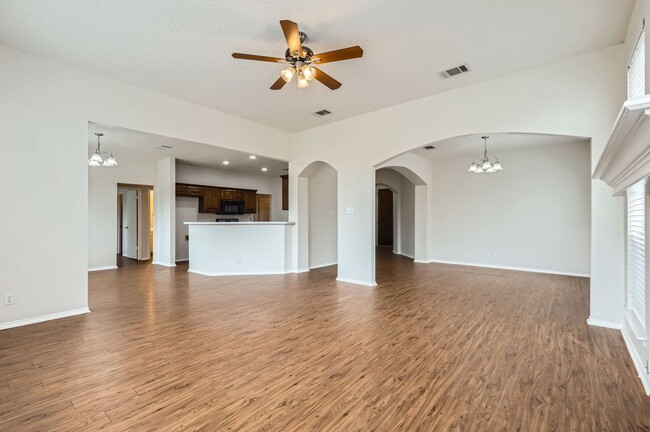 Building Photo - 3 bedroom 2 bath in Oak Ridge addition of ...