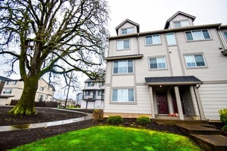 Building Photo - Beautiful 4 Bedroom 3.5 BA Home! Mother in Law Suite, Attached Garage & Top floor Bonus Room!