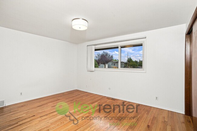 Building Photo - 924 S 226th Pl
