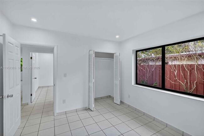 Building Photo - 524 NE 160th Terrace