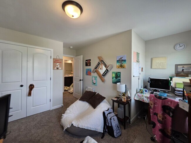 Building Photo - Spacious & Stylish Living Near Camp Lejeune with Expansive Fenced Backyard