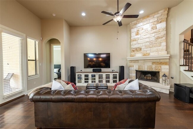 Building Photo - 407 Indianwood Dr