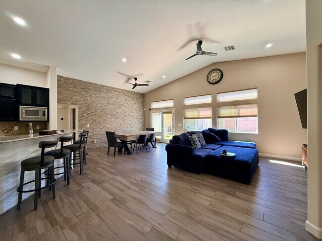 Building Photo - Welcome to this stunning 5-bedroom, 3-bath home located in the desirable Estates of Wigwam Ranch ...
