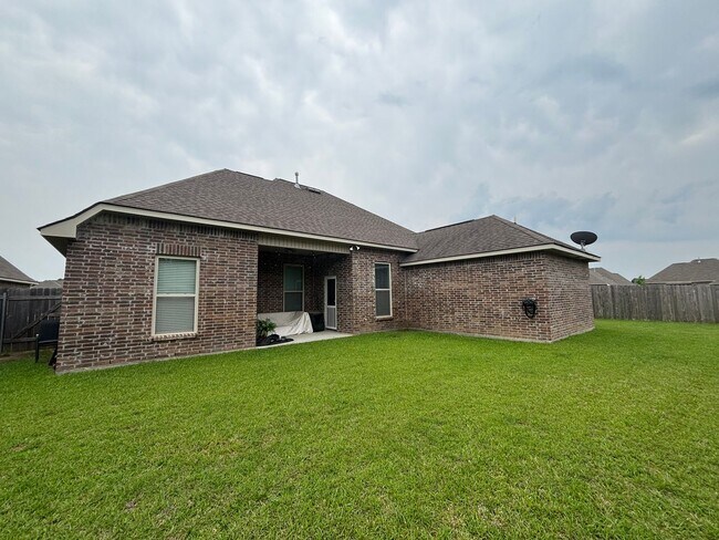 Building Photo - Beautiful 3 Bedroom home in Lucian Fields